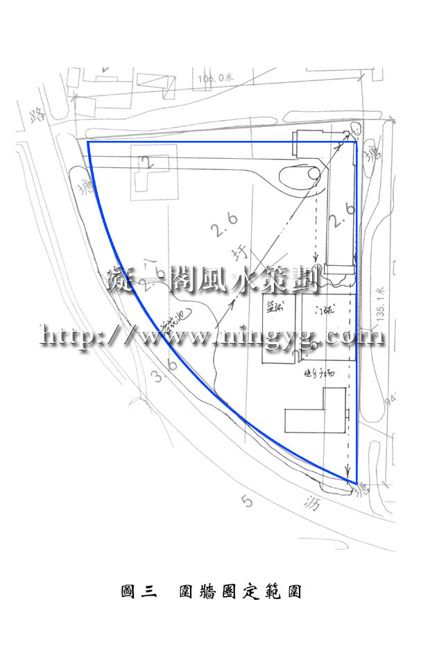 社区办公宅地风水评鉴 格局总论 本宅地为扇形地块,地势平坦。自北至东,有些许 民宅与沟渠格出地界,由西而南,有公路弧形环绕,已 呈玉带环腰的吉格。 实地勘测时,空气清新,风动而不觉其疾,虽有车 辆经过,也未打破其宁静的背景,整个环境毫无躁动之 感,此地已具有呈现上好风水格局的基础。 风水布局理念 此宅地是当地政府的办公楼所在,同时兼具民众休 闲、健身之功用,前者为主,后者为辅。在布局时须兼 顾考量,阴阳相合,动静相宜,官民和谐;同时,更要 着眼于绿化、水景、健身设施,使整个宅地呈现庄重、 雅致、美观、